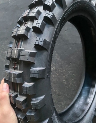 Les pneus de motocyclette sont composés de caoutchouc de catégorie A